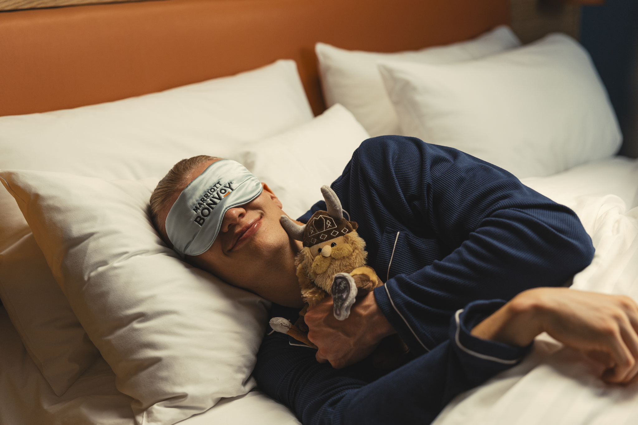 อาลิง โฮลัน และ วีนีซียุส ฌูนีโยร์ ร่วมเป็นพรีเซนเตอร์ในแคมเปญใหม่ของ แมริออท บอนวอย และ วีซ่า “เพื่อแฟนบอลทั่วโลก” (For Fans, Everywhere) ก่อนการแข่งขันฟุตบอลโลก ฟีฟ่า เวิลด์ คัพ 2026 (FIFA World Cup 2026™)