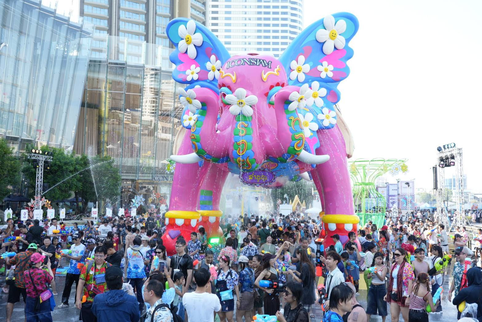 ไอคอนสยาม สาดความสุขไม่พัก จัดเต็มความบันเทิงครบรสริมเจ้าพระยา“อู่อู๋–เซฟ”, “ริวจิน–แพทจิ”, “DOMUNDI GEN 5” ปล่อยเคมีความจิ้นเพลินกับลิเกเงินล้าน “ศรราม น้ำเพชร” และมันต่อเนื่องด้วยมินิคอนเสิร์ต “New Country”